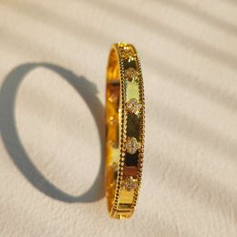 Women's Designer 2024 style Luxury Jewelry four-leaf Clover bracelet Women's gold-plated bracelet full of diamond nar high-end sense niche design bracelet does not fade