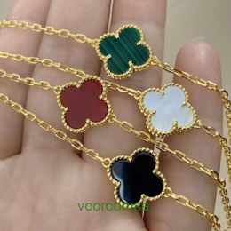 Designer Jewellery Van Four leaf clover Single Flower Bracelet Medium Girls Luxury Small Group 18K Rose Golden Year New Red Aga With Box Jun ZVYI