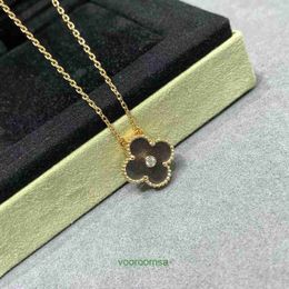 High quality Edition Bracelet Light Luxury Van 2024 Christmas Limited Silver Obsidian Clover Necklace Womens Gradient Grey Set Diamond Pend With Box Jun