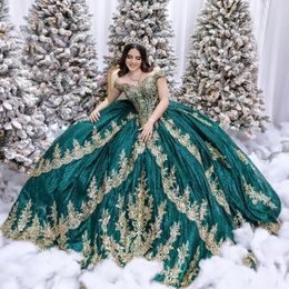 Sparkly Emerald Green Princess Quinceanera Dress 2024 Off Shoulder Gold Applique Beaded Sweet Gown Vestidos De 15 0521