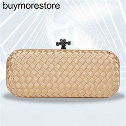 Designer Women Clutchs Bag BottegaaVeneta Dinner Woven Genuine Leather 2024 SpringSummer Woven Bag Bag Versatile Casual Commuter Style Chain Convenient Fasqq