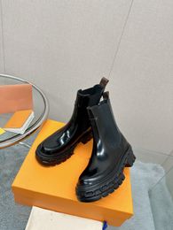 Neue Stiefeletten mit Kettenmuster und dicken Sohlen für Männer und Frauenpaare. Damen-Stiefeletten im luxuriösen Design