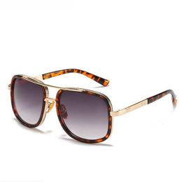 2021 Fashion Cool Square Pilot Style Rivets ditaeds Sunglasses Women Tint Gradient Brand Design Sun Glasses Oculos De Sol279p