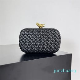 2024 Designer Kvinnor Clutch Bag Party Leather Minaudiere Lambskin Lady Handbag Metallic Knot Clasp Stängning