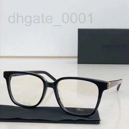 Il modello a stella del designer di occhiali da sole è lo stesso del display alla moda con quadrante semplice con piccole lenti piatte che possono essere abbinate agli occhiali miopia a luce blu 4O4U