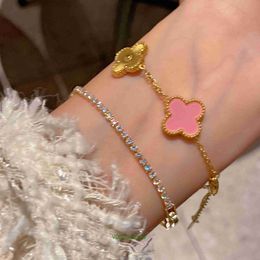 Clover Bracelets Womens designer Bracelet Girl Design Feel Sweet Flower 2024 Metal Friend Lobster Button Women's With Box