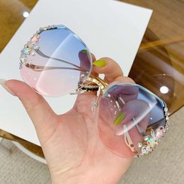 Fashionable rhinestone sunglasses, trendy women's anti UV and sun protection glasses, slimming sunglasses
