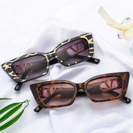 22% OFF Wholesale of Cat's eye large V sunglasses female small frame new UV resistant sunshade Defeng 2129B94N