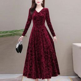 Women's Vintage Elegant Embossing VNeck Dress 2024 Autumn Female Clothing Long Sleeve Simple Solid Colour Slim Velvet 240106