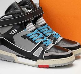 Classic skateboard shoes men and women catwalk sneakers laces with buckle protection ankle module non-slip soles
