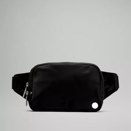 LL Bolsas ao ar livre Mulheres Homens Bolsa de cintura Academia Elástica Alça Ajustável Zíper Fanny Pack Yoga Corrida Escalada Lazer Turismo Bolsa esportiva Crossbody Bolsa de armazenamento de telefone 2L