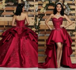 2024 Abiti Quinceanera rosso scuro con treno staccabili Cristalli di perline di perline Scollo a cuore Applique in pizzo Custom Sweet 15 16 Princess Pageant Abito da palla Vestidos