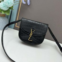 New style fashion designer luxury high-end women's bag Stylish leather saddle bag It comes with a long shoulder strap and a gold lettering icon button