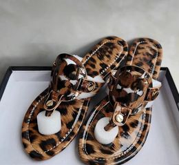 2024 Chinelos Mulheres Sandálias Famosas Limpar Metálico Ouro Preto e Branco Rosa Real Couro Flat Mules Slides House Slipper Flip Flops Coach Sapatos Mulher Slider