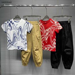 Neue Baby-Trailsuits Sommer Kids Designer Kleidung Größe 100-160 Cross Striped Printing Kurzärmel T-Shirt und Khaki Hosen Januar10