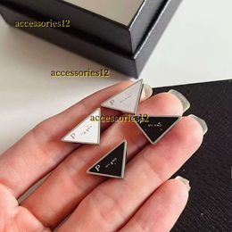 Stud Tri-angle Symbole Design Black White Stud Women Men Letter Engrave Dangle Earrings Girls Wedding Jewelry 2024 Designer Earrings Or Women Oorbellen Jewelry