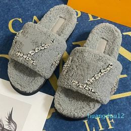 New Furry Slide Sandalo Pantofole firmate Pelliccia Donna Ricamo Asciugamano guarito Scarpa Paillettes Capelli di agnello Mop Pantofola soffice Casa Fuzzy Slider Piatto Comfort Mulo Taglia 35-40