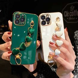 Cell Phone Cases Luxury Plating Heart Metal Bracelet Phone Chain Case for iPhone 15 14 13 Pro Max 12 11 XR XS X 7 8 plus CoverL240105