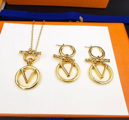 Europe America Designer Fashion Style Jewelry Sets Lady Women Gold-colour Hardware Engraved V Initials Baby e Necklace Earrings M00598 M006132824208