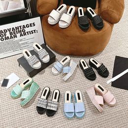 Designer Slifors Sandals Speach Slides Sliders Women Muli di lusso Slide piatta piattaforma Crystal Platform Tannia Tannocchia