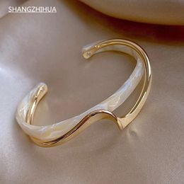 Simple White Shellfish Board Bend Metal Geometric Overlap Acetic Resin Open Bangle for Women Girls Jewellery 240108