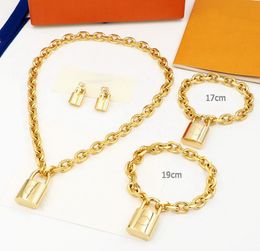 Europe America Fashion Jewelry Sets Men Lady Womens Three Colour Hardware Engraved V Initials Edge Cadenas Necklace Bracelet Lock 8908241