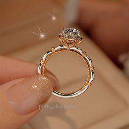 The Runaway Princess Holds A Flower Diamond Ring And A One Carat Open Ring Made Of Mosonite. The High-End And Versatile Rose Wedding Ring Is 431 257