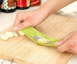 Multifunctional stainless steel curved garlic press household manual garlic simple and practical kitchen tools WCW7645088522