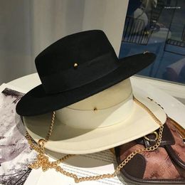 Berets 202406-shi Chic Autumn Winter Wool Felt Fashion Golden Ring Pearl Chain Lady Fedoras Cap Women Leisure Panama Jazz Hat