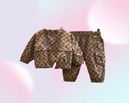 Çocuk Giyim Setleri Erkek Kızların Takipleri Takım Mektubu Çizgi Şebekesi Baskı 2 PCS Tasarımcı Ceket Pantolon Takımları Chidlren Casual Sport Cezası8997075