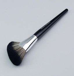 Pro Demi Fan Makeup Brush 72 Featherweight Soft Bristle Seamless Setting Powder Cosmetics Brush Beauty Tools9909383