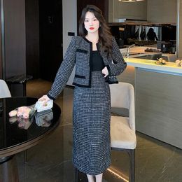 Autumn and Winter Women's Tweed Suit Fashion Celebrity Luxury Round Neck Long-sleeved Top Short Jacket Mid-length Skirt 2pcs Set 240109