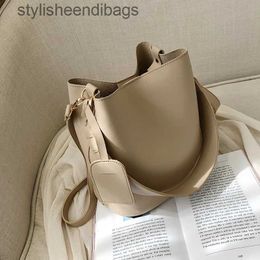 Shoulder Bags casual wide strap bucket bag designer women shoulder bags luxury pu crossbody bag large capacity messenger bag simply purse 2022stylisheendibags