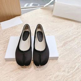 Womens Casual Shoes ballet Designer shoe Flat heel sheepskin Leather shoes lady gym sneaker black white sport shoe slippers sandal