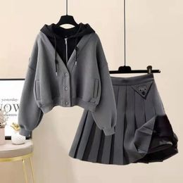 Large Size Women Spring and Autumn Season Set Slimming Fake Two Piece Jacket Age Reducing Pleated Skirt 240109