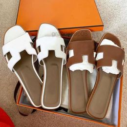 Flat 2024 Beach Designer Slides Классические сандаловые тапочки летняя леди кожаные шлепанцы мужчины женщины