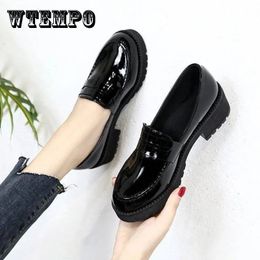 Черные глянцевые лоферы мягкие кожаные насосы неглубокие туфли на каблуках поездка женская рабочая обувь корейская мода 240110