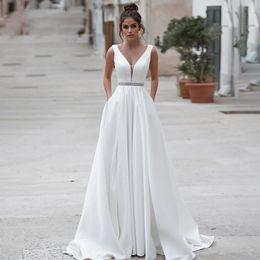 Atemberaubende Bride 2024 Elegante Satin-Brautkleider mit Taschen, einfacher V-Ausschnitt, A-Linie, offener Rücken, Brautparty-Kleider, Pailletten-Schleppe
