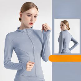 Wearing a long sleeved quick drying tight yoga suit for slimming, fitness, running, yoga, and sports outerwear