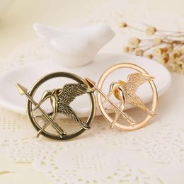 Brooches 100PCS Vintage Punk Style Mockingjay Pins Friends Christmas Gift Pin For Clothes Broszka Metalico Versatile