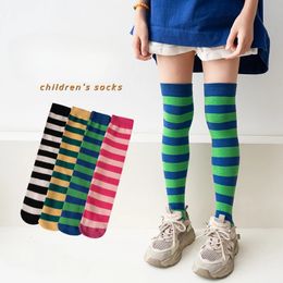 2 par Barn som fyller Fashion Stripes Cotton Knitt Girls Kne-Length Socks Autumn Winter School Teens Barn Leg Warmers Socks 240109