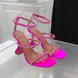 Amina Muaddi Rose rote Sandalen Kristall verschönerte Gurtspulen Heels Absatz für Slipper Frauen Sommer Luxusdesigner Schuhe Sandalen Bankettkleid Frauenschuh Schuh