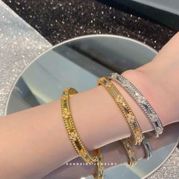 A Designer 2024Designer Clover Bangle Brand Bracelets For Women 18K Gold Plated Full Crystal Four Leaf Perlee Sweet Flower Cuff Valentine Party Gift Jewellery