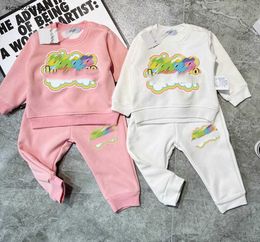 Yeni bebek eşofmanları tasarımcı bebek tulumları takım elbise boyutu 66-100 yenidoğan yuvarlak boyun kapüşonlu ve spor pantolon jan10