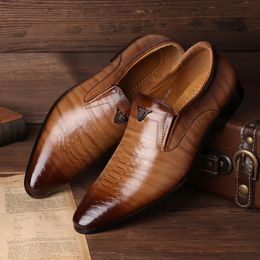 Retro Men's Dress Shoes Summer Casual Office Business Shoes Pointed Toe Leather Shoes Flat Slip-on Shoes for Men Luxury Loafers 240110