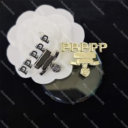 Classic Designer Letter Brooches Letters Badge Gold Brooch Men Women Scarves Shirt Suit Coat Sweater Pins Bag Decoration