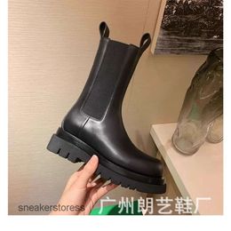 Chelsea Leather Boots Length 2024 Sole Designer Layer Mid Boot Genuine Botteega Thick Venetas Style Botega Short Top Martin Women's Cowhide Smoke Pipe Gfjs