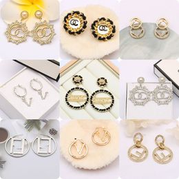 8194Heiß verkaufte 18 Karat vergoldete Designer-Ohrringe aus 925er-Silber mit Luxusmarken-Buchstaben, geometrische, berühmte Damen-Ohrringe mit runden Kristalldiamanten und Perlen, Hochzeitsfeier