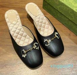 Famous designers highly recommend the classic popular slippers, elegant style, easy to wear, full of fresh and vibrant