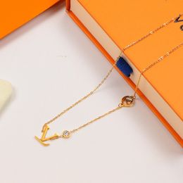 Luxury Brand V Pendant Necklaces Earrings With Single Diamond Simple Love Necklace Women Designer Sets Wholesale